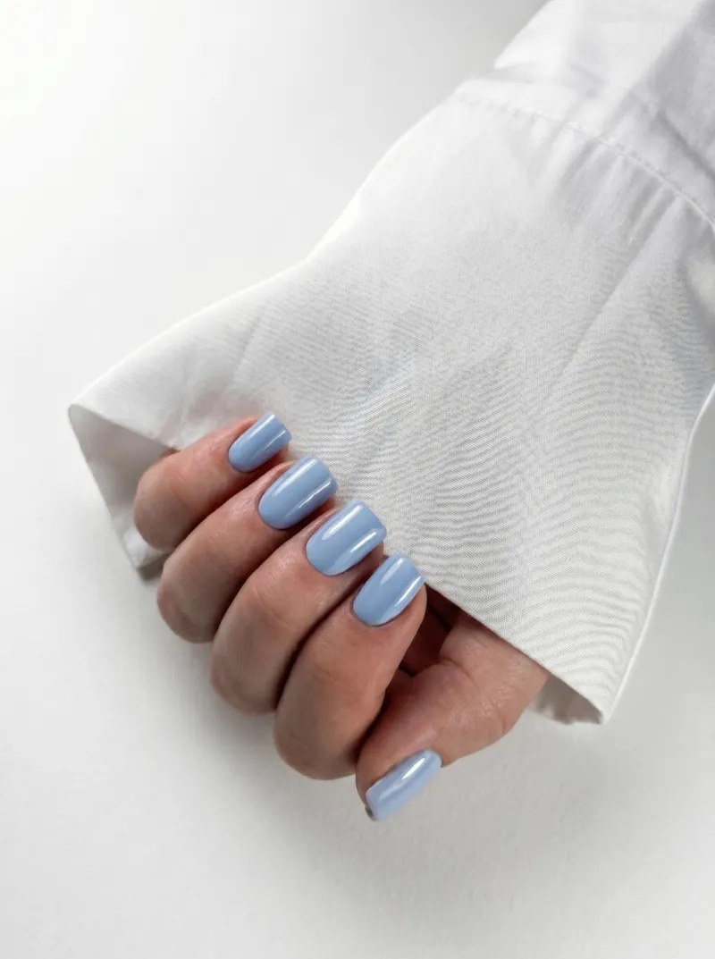 Маникюр нежно-голубого оттенка