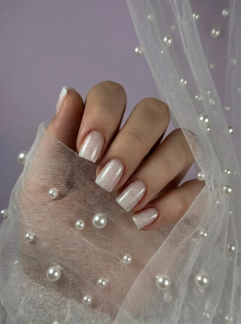 Нежный молочный маникюр с жемчужным шиммером