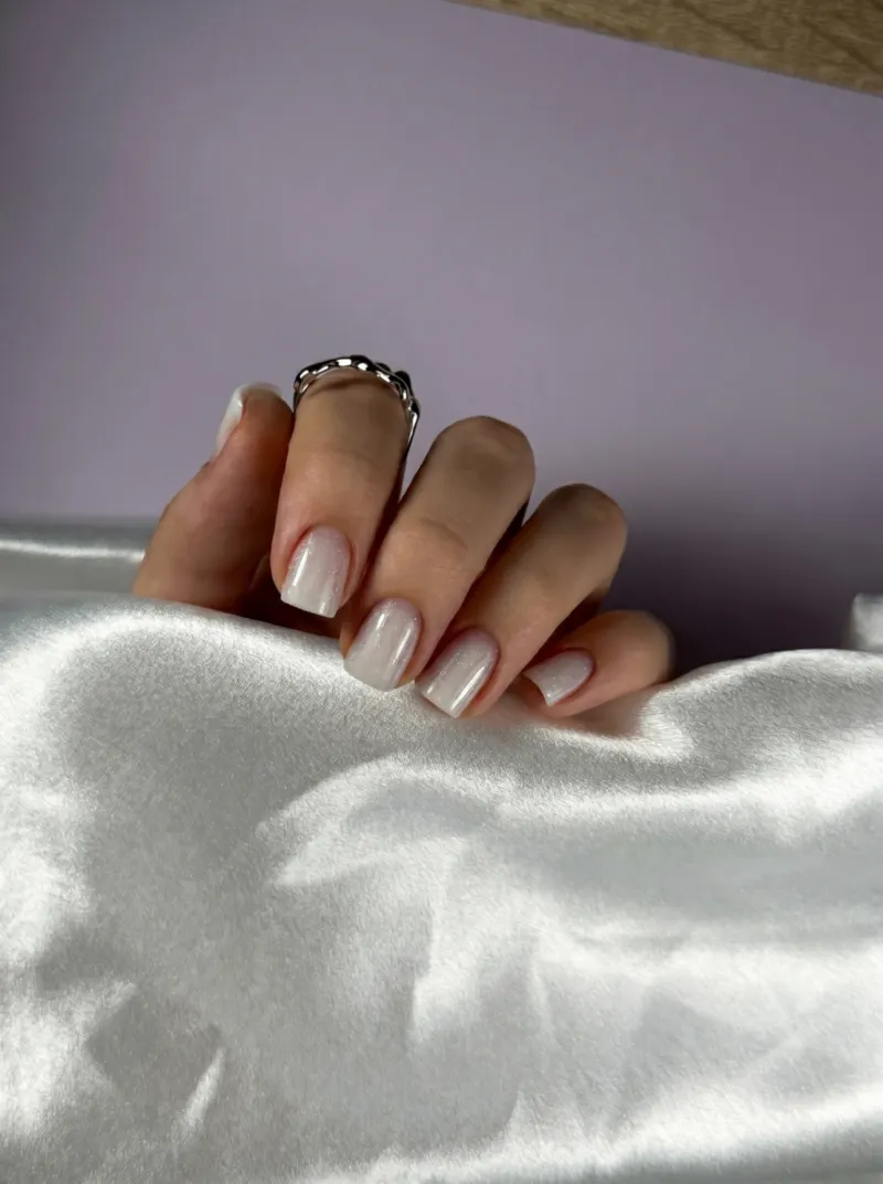 Молочный маникюр с нежным шиммером на шёлковой ткани