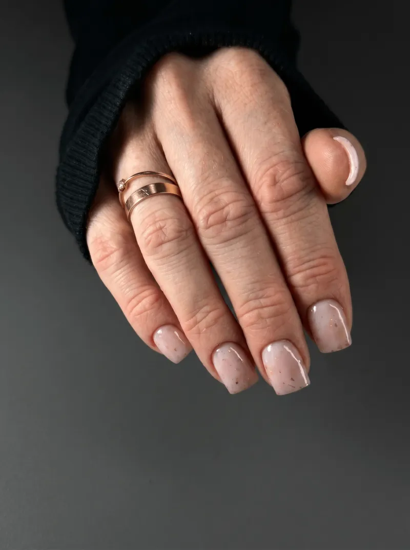 Молочный маникюр с золотистой поталью